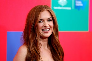 Isla Fisher, 46, Flashes Her Toned 🍑 And Legs In A Rare Poolside IG Pic