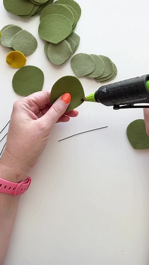 Making some felt leaves for a wreath. I’m using one shape in two different colors and two different sizes for variety. #feltleaves #feltlove #feltwreath | Resa Curbo Creative