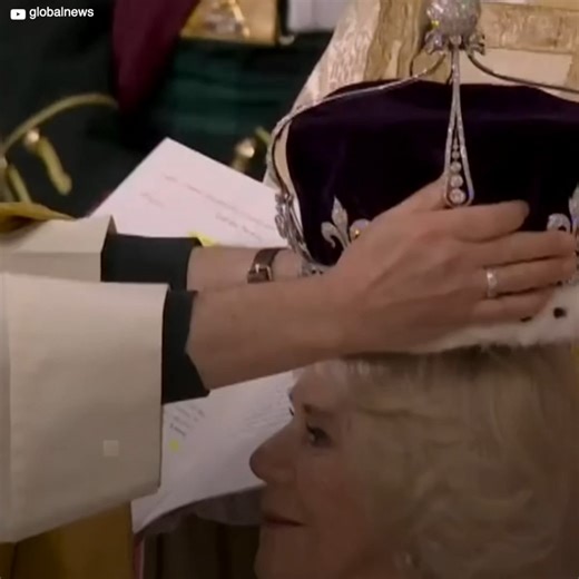 Camilla Parker aveva un obiettivo preciso e, con un piano ben definito in mente, non le è importato di chi avrebbe potuto ferire. Detestata e odiata da migliaia di persone, non ha mai temuto di essere scoperta ed è stata coinvolta in una vicenda i cui particolari sono noti a poche persone.corona britannica | Icone