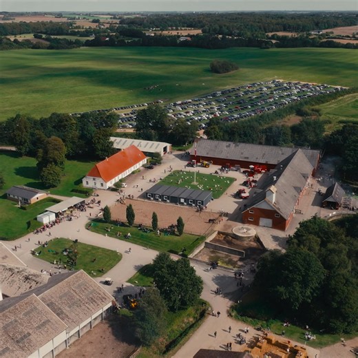 Det er den der helt særlige Åbent Landbrug-stemning 🤩✨ Hvis du har været til Åbent Landbrug før, ved du helt sikkert, hvad vi mener 👌 Uanset om det er 1., 2., 3. eller måske 5. gang, er dig og din familie inviteret med til en dejlig dag fyldt med leg og læring for både store og små. Vi ses! 🥳 | Åbent Landbrug