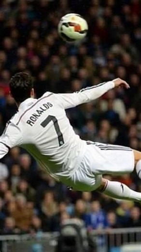 Cristiano flying shot #footballshorts #footballskills #footballskillschallenge #cristianoronaldo