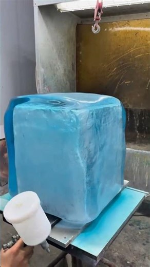It’s not just the color—the paint spray also keeps the ice intact #lifehacks #ice #artwork #artist
