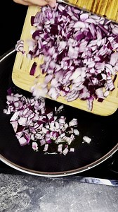 Francouzské brambory , jen zdravější ❤️ a chuťově mnohem lepší! Recept: 700g šunky na kostičky300g cibule 30ml oliváče 1,7kg brambor 7 vajec sůl, pepř @kucharekcz_official zeleninové koření ( obsahuje POUZE přírodní ingredience 😍 ) Zalij 5 vejci vyšlehanými s 250ml plnotučného mléka , solí a pepřem Peč 1h na 170 stupňů ❤️ | lepsija