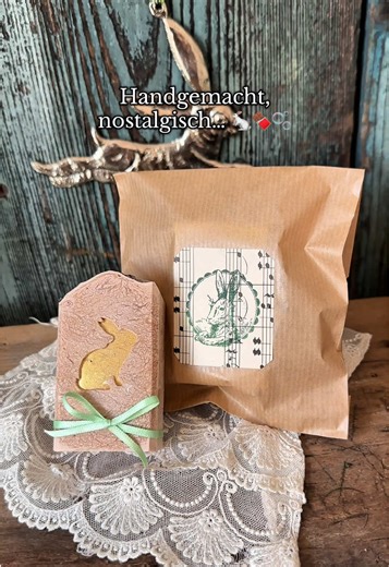 Hast du schon alle Ostergeschenke zusammen? Wenn nicht, musst du das hier auf deine Liste schreiben 🧼🫧 Handgesiedete Schokoladenseife mit hochwertigen Inhaltsstoffen & himmlischen Duft 🐇🍫🫧 Im Set mit kleinen Naturseifen-Ostereiern 🌷✨ Diese Seife verbinde ich mit purer Nostalgie. Der himmlischen Duft von Schokolade, ein goldener Osterhase und viele bunte Seifeneier… Was schreit mehr nach Ostern in der Kindheit? 🫧 Schau in meinem Shop vorbei und verschenke dieses Jahr etwas ganz besonderes 
