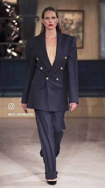 Thanks for having me @helenanthonyofficial I had a blast 💥 #lfw #londonfashionweek #aw23 #fashionshow #show #london #catwalk #fashion #helenanthony #model #classicmodel #over40 #fashionweek #fashionlovers #fashiondesigner #runway #fashionmodel #style #lifeintheolddogyet #☺️