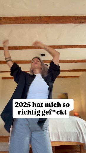 Nina Lipperson l Breathwork Eifel & Somatic Work on Instagram: "Im April stand ich in meinem eigenen Haus… und habe meinen Mann erwischt. 13 Jahre zusammen, 2 Jahre verheiratet. 4 Wochen später halte ich meinen Hund im Arm, meinen Seelenhund… und spüre, wie sein letzter Atem durch meine Hände geht. 6 Jahre an meiner Seite – und plötzlich war da nur Stille. Mein Behandlungsraum, den ich selbst gebaut habe – alles, was ich mit Herz und Energie erschaffen habe – musste ich zurücklassen. Das Haus wu