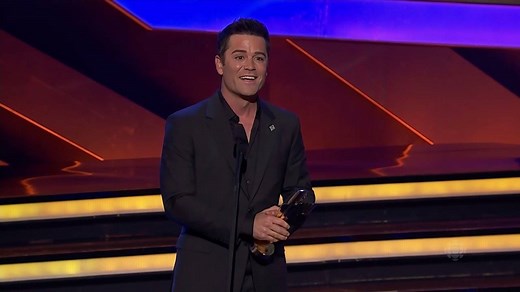 Murdoch Mysteries' Yannick Bisson wins the Canadian Screen Awards' Fan's Choice Award... and has some news for Murdoch fans! #CdnScreen16 | CBC