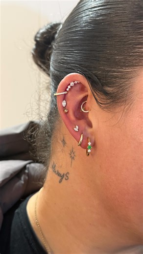 Do you think your daith piercing cured your migraines? We need to know in the comments 👇🏼 We don’t market as being able to do this for many reasons but what we say to anyone suffering is: give it a try because if it doesn’t work it looks pretty anyway! A daith piercing is on the inside of your ear and can often harbour moisture if not dried regularly causing moisture bumps if your struggling with yours make sure to dry it after cleaning and after the shower, gym etc. Book a daith piercing in o