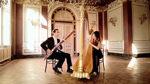 樂器介紹 低音管（BASSON)又稱巴松管是雙簧管的家族樂器，由於管子很長，它先由下再伸上轉彎回來，有廣闊的力度範圍，可吹奏出圓滑奏、斷奏加上可以和任何木管合奏效果很大，常和法國號一齊合吹，現代的作曲家也常和法國號一齊合吹，現代的作曲家也常為此樂器寫上獨奏之樂曲。 歡迎加入古典好好聽官方IG https://www.instagram.com/yuchih1972/ | 古典好好聽-林煜智