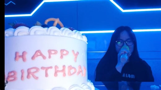 一个人国庆节在KTV过生日5小时疯狂唱歌50+首