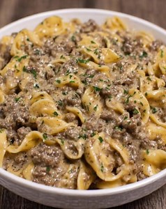 🍝🥩 Creamy Budget Beef Stroganoff ✨💛 Tender egg noodles tossed with savory ground beef in a rich, creamy mushroom-gravy sauce — this easy Beef Stroganoff is classic comfort made simple. It’s warm, filling, budget-friendly, and perfect for busy weeknights when you need dinner on the table fast. 🍽️ Ingredients • 2 packs egg noodles • 1 lb ground beef • 1 can (10.5 oz) cream of mushroom soup • 2 packets brown gravy mix Instructions 1 – Cook the Noodles Bring a large pot of salted water to a boil