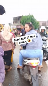 Joget tipis di atas motor | Fatan Potret