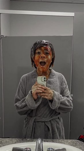 Sarah Craig/ Makeup Artist on Instagram: "Start the day by dancing. Why? Because we gotta move! An inside look start to finish on Ep 2 of @it_official #welcometoderry with the most talented, patient, and wonderful @amanda1christine An under painting of Venrix Caseosa, followed by slime and ribbons of blood slime. So fun!! HOD MAKEUP @sarahcraigmakeups KEY @alastairmuirmakeup Asst @saralawmua Asst Aarenperrier. #fyc @muahs_awards @iatselocal706"