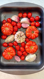 VELLUTATA DI POMODORI 📌 Ingredienti pomodori misti 1- 2 cipolle o scalogno 1 testa aglio 1 cucchiaio aceto balsamico 1 manciata di Parmigiano Reggiano qualche foglia di basilico un po’ di latte oppure panna liquida oppure brodo vegetale timo q.b. sale q.b. Se ti piace puoi aggiungere anche un po’ di peperoncino In una teglia aggiungi i pomodori, la cipolla o lo scalogno, la testa d’aglio e condisci con olio, sale e timo. Inforna a 200 gradi per circa 40 minuti o comunque fino a quando le verdur