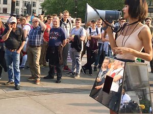 ¿Quién es Milo Moiré, la artista que con su ‘Mirror Box’ permite que le toquen sus partes íntimas?