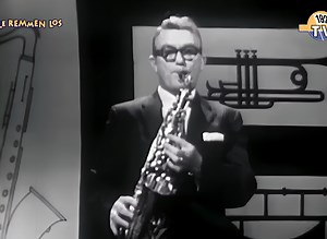 Billy Vaughn - Sail Along Silvery Moon (1957) In the late 1950s, 'Sail Along Silvery Moon' by Billy Vaughn emerged as a serene and nostalgic instrumental hit. This adaptation of the 1937 song originally written by Harry Tobias and Percy Wenrich, and popularized by Bing Crosby, stood out in Vaughn's rendition for its pure instrumental charm, led by a saxophone melody that conveyed a story without words. Billy Vaughn, renowned for his unique orchestral sound, transformed the song into a tranquil, 