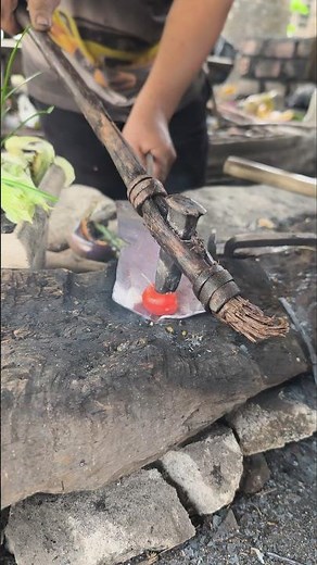 cara unik pandai besi membuat lobang pakai🍅⚒️#blacksmith #forging #handmade #metalworking #usa #fypシ