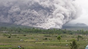 Un volcan entre en éruption sur l'île de Java, près de 1 000 personnes évacuées