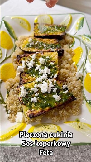 Pieczona cukinia, sos koperkowy i feta #przepis #recipe #inmykitchen #cukinia #zucchini #fetacheese
