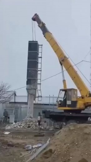 266K views · 1.4K reactions | ️ stay in the cab? • #crane #craneoperator #cranes #cranelife #craneporn #cranesafety | OSHA Is This Safe | Facebook