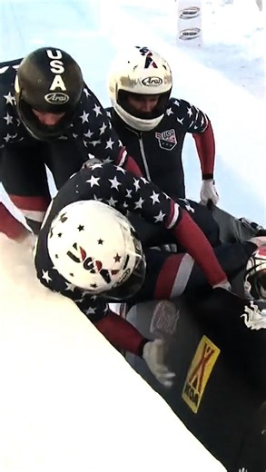 The shocking moment three US bobsledders failed to get into the sled, leaving a solo rider! 😱 | TNT Sports