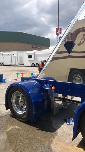 Explore the Customization of Peterbilt 379 Trucks