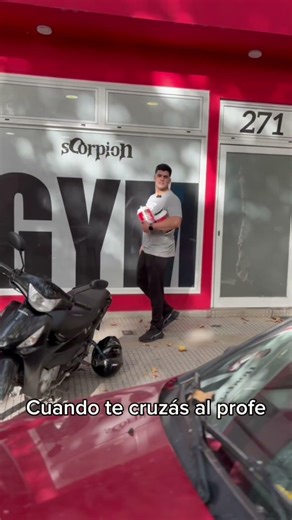 Cuando te cruzás al profe 😂