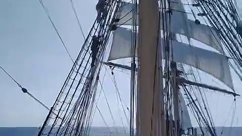 海王丸航海12日目。嵐の前の静けさ、とは今日の事を言うのだろう。波も穏やかで青空が広がる。なのでマスト登りと船首から突き出るバウスプリット渡りの手ほどきを受ける。絶景なんだけど写真はない。落下物防止のため何も持ってはいけないんだ。午後より帆を減らし、明日からの嵐に備えよう。