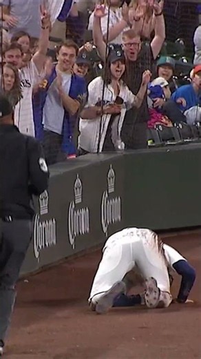 Colt Emerson ends the game with a sliding catch 😱