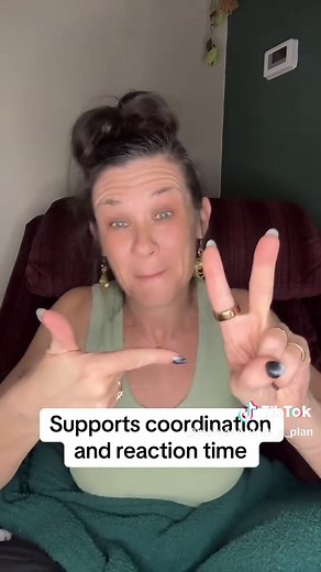 Start your day by waking up your brain. 🧠✨ This simple bilateral coordination drill activates both sides of the brain at the same time, strengthening the connection between your brain and body. Just 1–3 minutes of these movements can help improve focus, coordination, reaction time, and overall cognitive function. Practicing bilateral movements regularly may also support memory, concentration, and long-term brain health by engaging both hemispheres of the brain together. Do this with me every mo