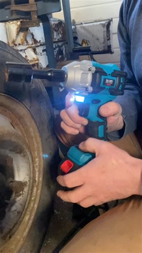 Vasko náradie a nástroje | Záťažový test nášho rázového uťahováka s max. uťahovacím momentom 350 Nm na kolese skutky Ducato | Instagram