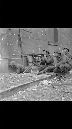 British soldier with captured mle 1914 hotchkiss