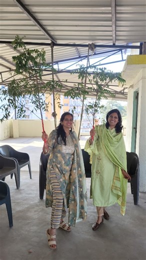 Swati Beria Sammi on Instagram: "Newly weds vs 10 years of marriage 🙈 Just marwari rituals 😜 #marwadi #marwari #marwadiwedding #couple #neemjari #neemjhadiceremony"