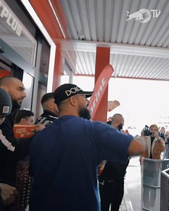 Azet & Zuna zelebrieren ihr Album „Super Plus“ wie es sich gehört: An der Tanke. Alles auf Zunas Nacken, alles für die Fans! Wie es zur Idee für die Releaseparty gekommen ist und was es zu erleben gab? Checkt die Doku! | Red Bull Music