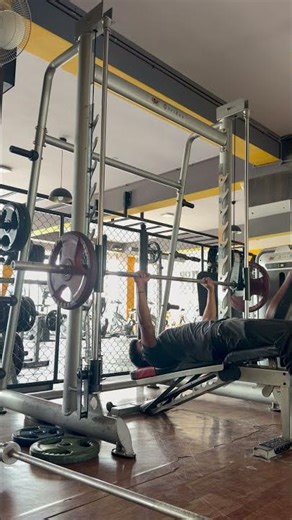 DECLINE CHEST PRESS USING MACHINE #gym #trending #shorts