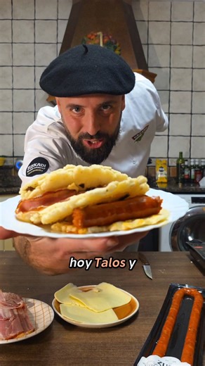 IÑAKI IBAIBARRIAGA 📍 De Euskadi al mundo 🌎 on Instagram: "El talo es una de las elaboraciones más emblemáticas de la gastronomía vasca. Elaborado a base de harina de maíz y agua, destaca por su sencillez, versatilidad y sabor auténtico. A continuación, te presento una receta base de talos con tres rellenos clásicos y muy apreciados. 📝 Ingredientes (4 talos) 350 g de harina de maíz fina (especial para talos) 250 ml de agua 1 pizca de sal ●Rellenos -Txistorra -Panceta + que