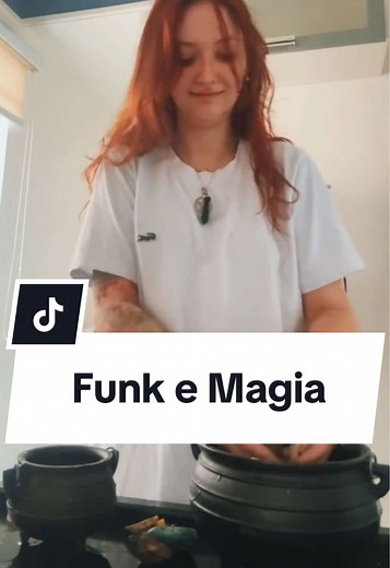 “Nossa, mas fazendo feitiço ouvindo funk? Isso não pode!” Pode sim, e pode muito! A magia tá na intenção e na energia que você coloca no trabalho. O funk tem batida, tem vibração, tem poder! Quando eu tô fazendo um feitiço, eu uso a música pra elevar minha energia, ativar meu foco e potencializar a intenção. Cada batida faz a magia pulsar, cada verso fortalece o feitiço, e a manifestação acontece. Porque no final das contas, magia é movimento. ✨🔮 #funk #bruxaria #magia #funkmusic #music #manife