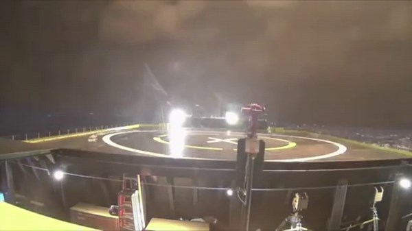 INCROYABLE ATERRISSAGE de la fusée SpaceX Falcon 9 – Retour spectaculaire en mer 🚀🔥