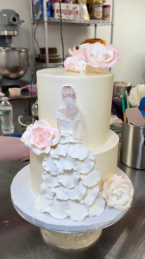This lovely bridal shower cake features a sentimental detail: the veil was made using fabric from the bride’s mother’s veil👰🏻‍♀️💜✨ #njbrides #bridalshower #njbridal #njcakes #njbridalshower | Cakes by Iz