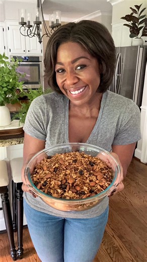 Sharing my #homemadegranola #recipe at last 🤎 Granola isn’t just for breakfast; it’s a game-changer for #salads too 🥗 What’s your go-to #granola combo? Let me know in the comments 👩‍🍳 #ThatSaladLady #granolarecipe #granola #veganfood #veganrecipe #saladtopper #saladtoppers #saladmaking #recipes #saladlover #healthyeating #healthychoices #healthyfood #mealplanning #mealprep #BuildYourBowl | That Salad Lady