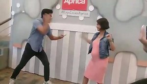 This is how Mr. & Mrs. Paul Jake & Kaye Castillo play Jak en Poy. Ang kulit! #kayelovesaprica @kaye_abad @pauljake_castillo | YES! Magazine