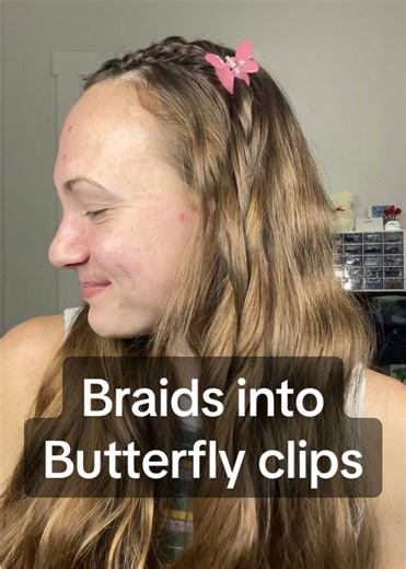 To create this look: French braid your hair but only pick on the side closest to your part!🦋 #butterflyclawclips #halfuphalfdownhairstyle #braidedhairstyles