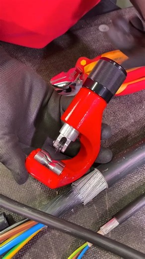 198K views · 1.3K reactions | We put the SACS SWA Cable Stripper to the test! This revolutionary tool strips SWA cables faster and safer than traditional methods — no hacksaws, no knives. If you’ve ever struggled with steel wire armour, this is the solution you’ve been waiting for. See it in action now! #conduit #electricians #electricalinstallation | EFIXX | Facebook