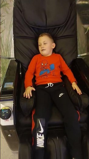 Kid first time enjoys the massage chair 🤭😘