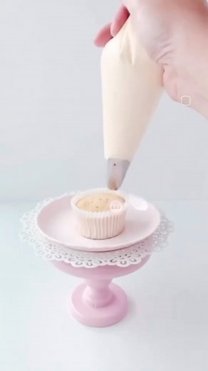 🧁 Can you make pretty sugar flowers? Let me teach you with the Online ‘Pastel Flower Class’ Increase you SKiLLS from home! 💗 🔗 Click link in POST & PROFILE ⭐️www.ladyberrycupcakes.co.uk #Flowers #SugarFlowers #FondantFlowers #cakeflower #CakeDecoratingFlowers #SugarFlowerClass #SugarFlourTutorial #OnlineCupcakeClasses #CupcakeDecoratingClasses #CupcakeDecorating #CakeDecorating #Buttercream #CupcakeTutorial #cupcaketutorial #CakeVideo #ladyberrycupcakes | Lady Berry Cupcake School