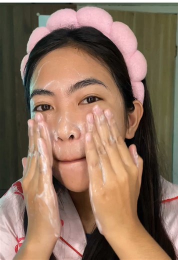 Niacinamide 1% Salicylic Acid Soap is a powerful cleanser that goes beyond clearing blemishes to actively refine texture and even tone, revealing your brightest, most radiant glow with every wash. @Hello Glow Official @SkinScent PR #helloglowniacinamidesalicylicsoap #helloglowbrighteningsoap #HelloGlowOfficial