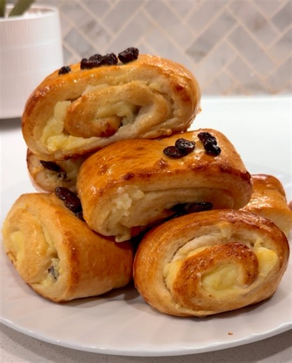 Easy Custard Raisin Roll, Do not miss this one ! | Foodzizzles