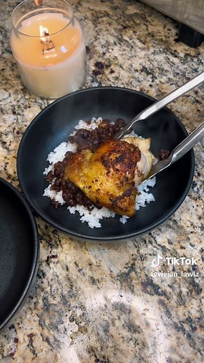 Cuban mojo chicken with rice and black beans #dinner #cooking #cookingvideo #chickenrecipe #chickenthighs #blackbeans #cuban #cubanrecipes