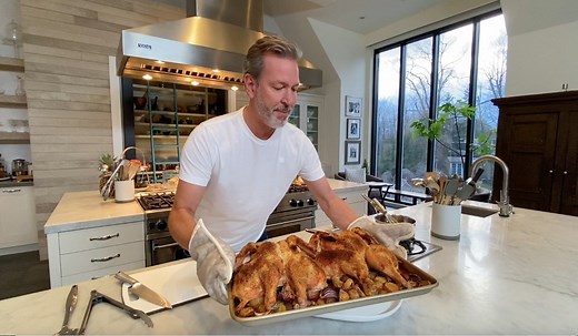 Ricardo prépare l'un des repas préférés de sa famille: de bons poulets rôtis. La recette de base ici 👉 https://bit.ly/34xzQf4 Il voulait vous préparer des bagels aujourd'hui, mais considérant le manque de farine et de levure dans plusieurs épiceries, ce sera pour une prochaine fois! Quelles autres recettes aimeriez-vous le voir cuisiner? Commentez ci-dessous vos suggestions. 👇 | Ricardo Cuisine