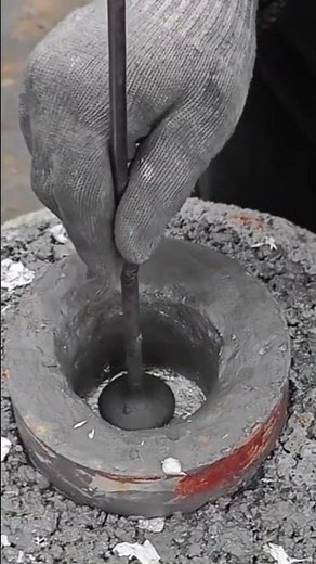 Formning af Smeltet Metal til Fantastiske Former Industriel Proces #metal #smeltetmetal